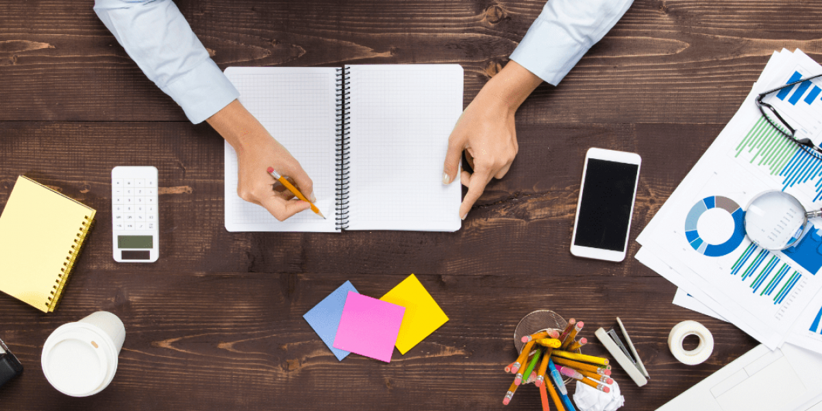 Woman_desk_busy